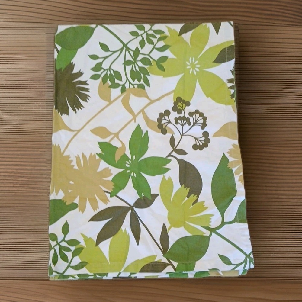Crate And Barrel Decorative Greenery Tablecloth 6.10 By 4.8‎ Feet